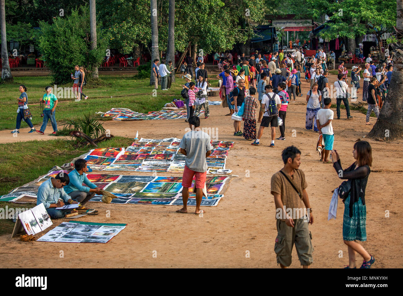 Verkäufer, die Souvenirs und große fotografische Abzüge für Touristen Linie einige der Gehwege, die Tempelanlage Angkor Wat in Siem Reap, C Stockfoto