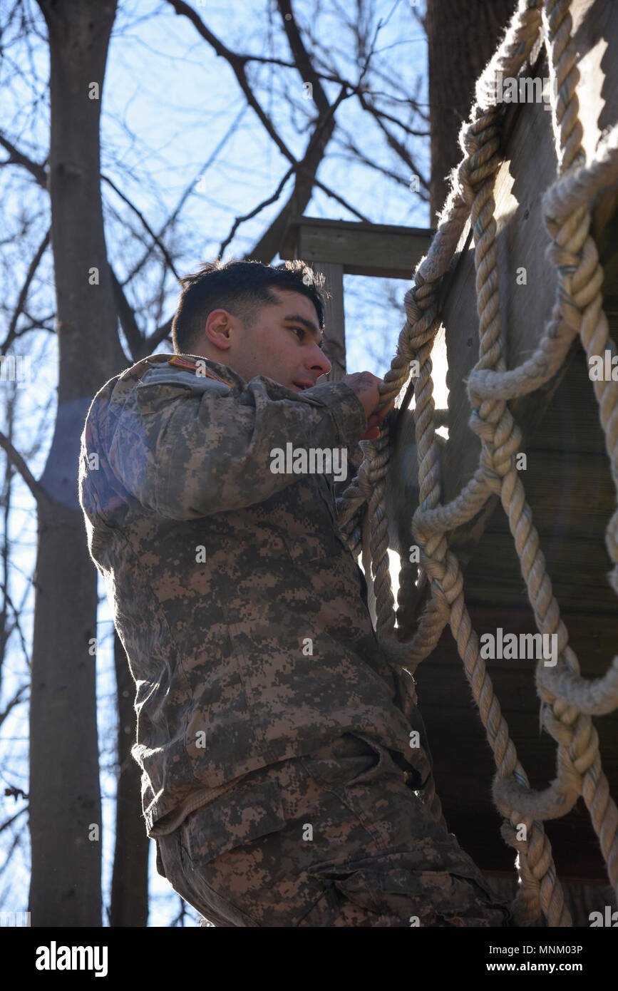 Spc. Saum Salehi, 2-20 th SF Gruppe (ABN), Augmentation Det., klettert das Netz als Teil des Hindernisses Kurs während der Maryland National Guard Warrior Wettbewerb am 16. März 2018, Schießpulver militärischen Reservierung, Glen Arm, Maryland. Service für Mitglieder von der Maryland Armee und Air National Guard, sowie die staatlichen Partner Nationen von Bosnien-herzegowina und Estland, wetteifern um die besten Krieger Titel 2018 Der während der Maryland National Guard Warrior Wettbewerb. Wettbewerber bestehen eine Vielzahl von Krieger Aufgaben sich zu beweisen, die Besten der Besten. Der Wettbewerb ist ein Mu Stockfoto