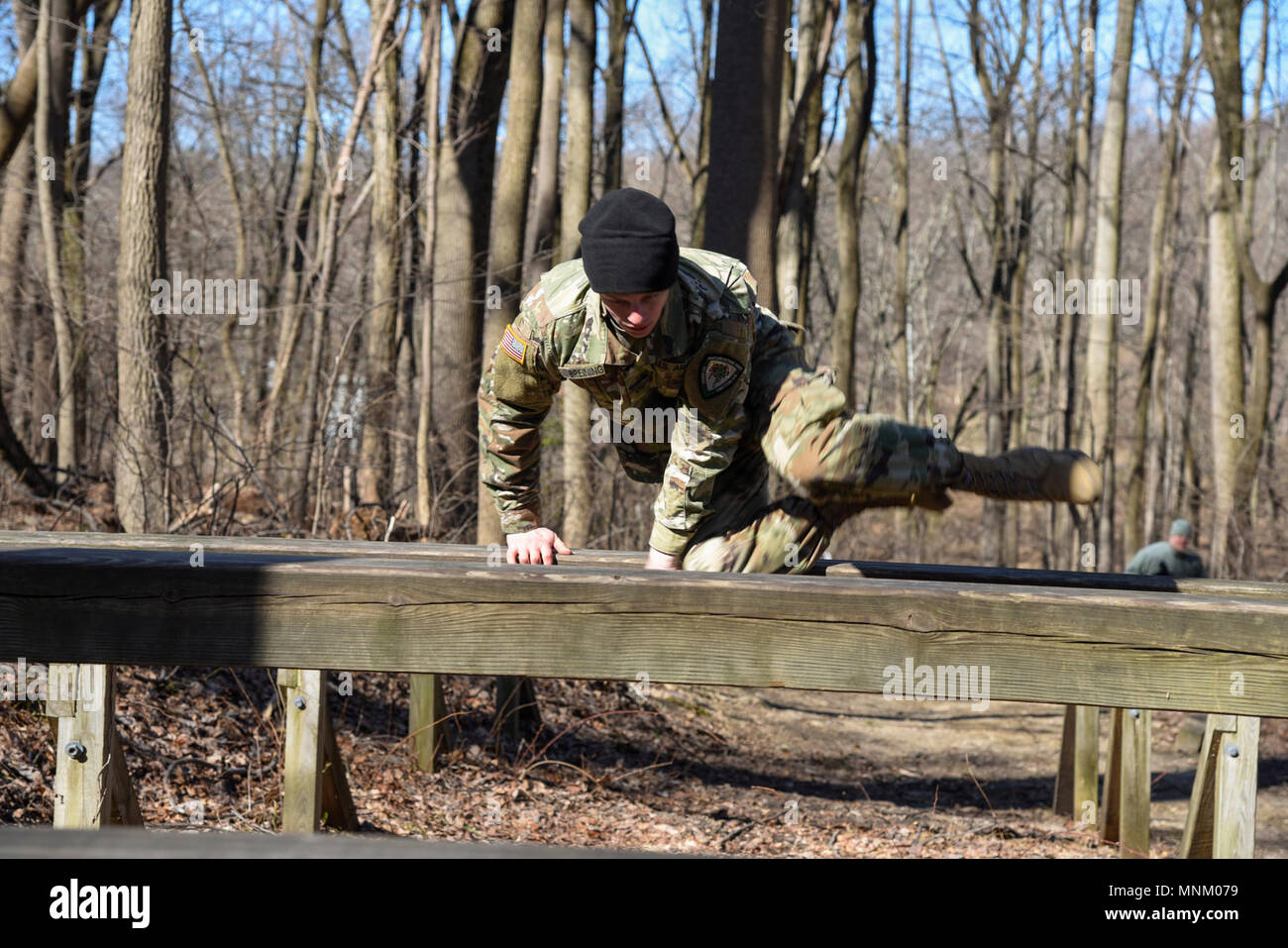 Pfc. Joseph Breining, 115 MP Mrd., springt über Holzbalken im Hindernislauf Teil der besten Maryland National Guard Warrior Wettbewerb am 16. März 2018, Schießpulver militärischen Reservierung, Glen Arm, Maryland. Service für Mitglieder von der Maryland Armee und Air National Guard, sowie die staatlichen Partner Nationen von Bosnien-herzegowina und Estland, wetteifern um die besten Krieger Titel 2018 Der während der Maryland National Guard Warrior Wettbewerb. Wettbewerber bestehen eine Vielzahl von Krieger Aufgaben sich zu beweisen, die Besten der Besten. Der Wettbewerb ist ein mehrtägiger Marathon von Stockfoto