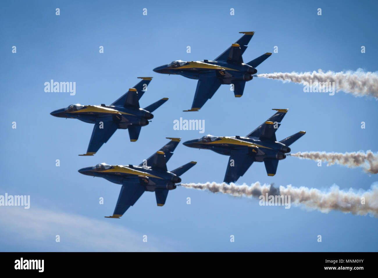 Die US Navy Blue Angels die überlegene Wendigkeit des F/A-18 Flugwerk demonstrieren, während akrobatischen Manövern, um die Zuschauer von Lukas Tage, bei Luke Air Force Base, Ariz., 17. März 2018. Lukas Tage zeigt weiterhin die Fortschritte der Air Force, in die Gestaltung der Zukunft von Airpower mit militärischen und zivilen Luft wirkt einschließlich der US Navy Blue Angels, F-35 und F-22 statische zeigt, Wissenschaft, Technologie, Ingenieurwesen und Mathematik Exponate, und militärische Operationen Demonstrationen. Stockfoto