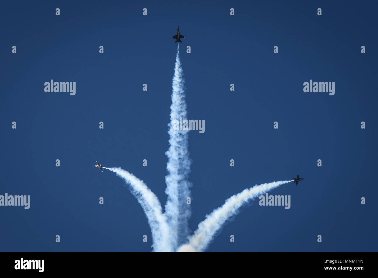 Die US Navy Blue Angels die überlegene Wendigkeit des F/A-18 Flugwerk demonstrieren, während akrobatischen Manövern, um die Zuschauer von Lukas Tage, bei Luke Air Force Base, Ariz., 17. März 2018. Lukas Tage zeigt weiterhin die Fortschritte der Air Force, in die Gestaltung der Zukunft von Airpower mit militärischen und zivilen Luft wirkt einschließlich der US Navy Blue Angels, F-35 und F-22 statische zeigt, Wissenschaft, Technologie, Ingenieurwesen und Mathematik Exponate, und militärische Operationen Demonstrationen. Stockfoto