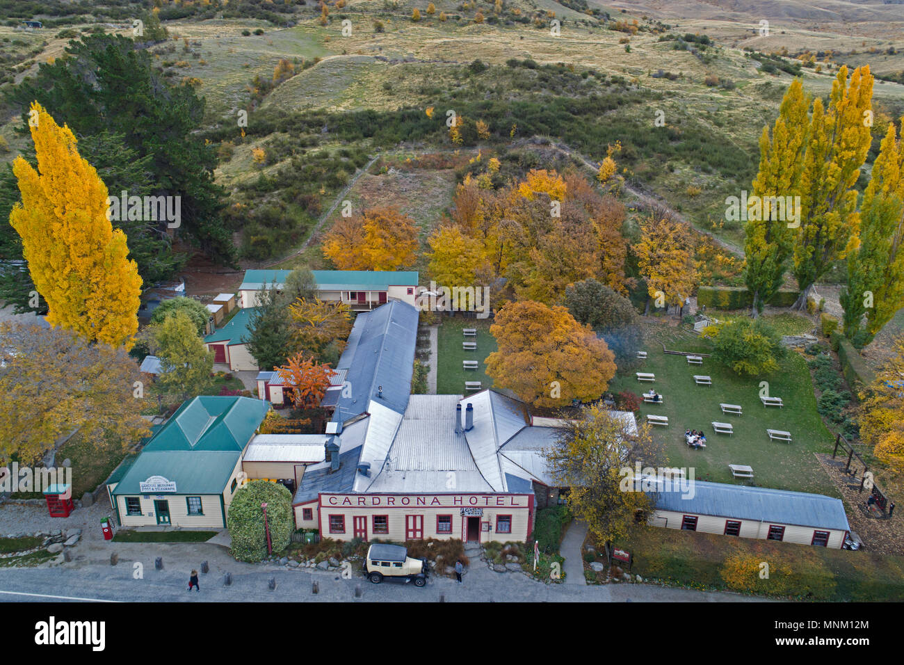 Historische Cardrona Hotel und Oldtimer, in der Nähe von Wanaka, Südinsel, Neuseeland - Luftbild Stockfoto