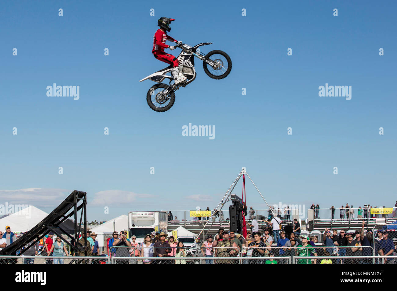 Motorradfahrer mit dem Metal Mulisha crew Freestyle Motocross Tricks und Stunts, die während der 2018 Yuma Airshow durchführen, indem Marine Corps Air Station Yuma, Ariz., Samstag, März 17, 2018 gehostet wird. Die Airshow ist MCAS Yuma nur militärische Airshow des Jahres und bietet der Gemeinschaft die Gelegenheit zu sehen, spannend Antenne und Erde Darsteller kostenlos während der Interaktion mit Marinesoldaten und Matrosen. Stockfoto