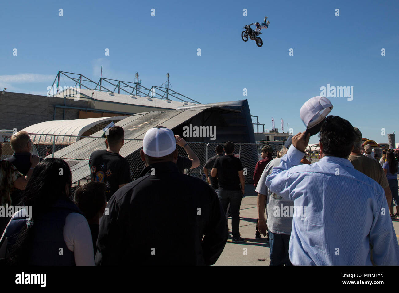 Motorradfahrer mit dem Metal Mulisha crew Freestyle Motocross Tricks und Stunts, die während der 2018 Yuma Airshow durchführen, indem Marine Corps Air Station Yuma, Ariz., Samstag, März 17, 2018 gehostet wird. Die Airshow ist MCAS Yuma nur militärische Airshow des Jahres und bietet der Gemeinschaft die Gelegenheit zu sehen, spannend Antenne und Erde Darsteller kostenlos während der Interaktion mit Marinesoldaten und Matrosen. Stockfoto