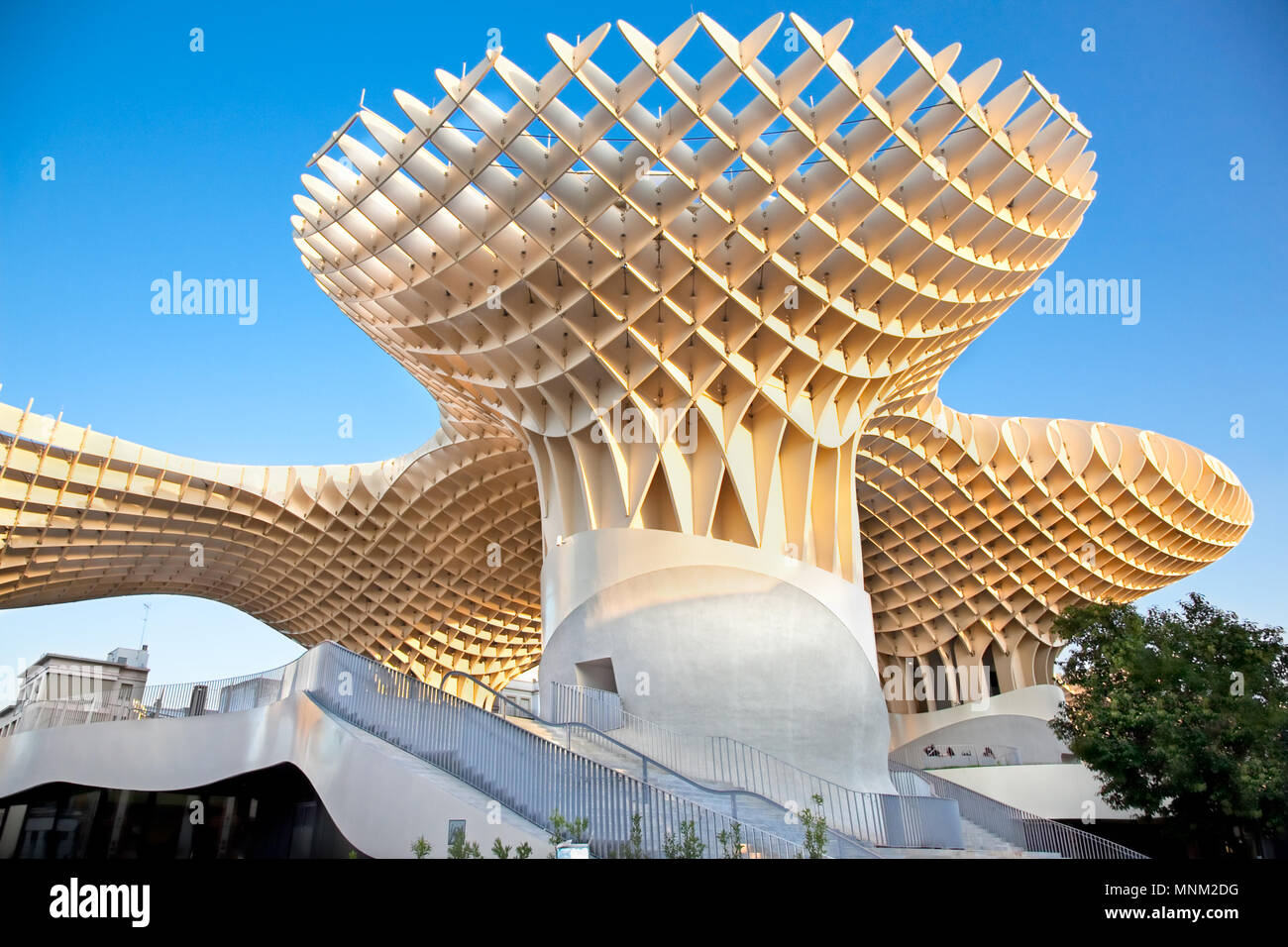 SEVILLA, SPANIEN - 14. SEPTEMBER: Die Metropol Parasol an der Plaza de la Encarnacion am 14. September 2011 in Sevilla, Spanien. Von J.Mayer H. archi konzipiert Stockfoto