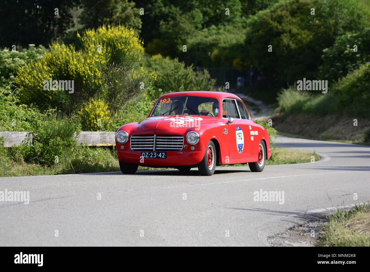 PESARO COLLE SAN BARTOLO, Italien, 17. Mai - 2018: ABARTH FIAT 1400 TOURING 1950 auf einem alten Rennwagen Rallye Mille Miglia 2018 die berühmten italienischen h Stockfoto