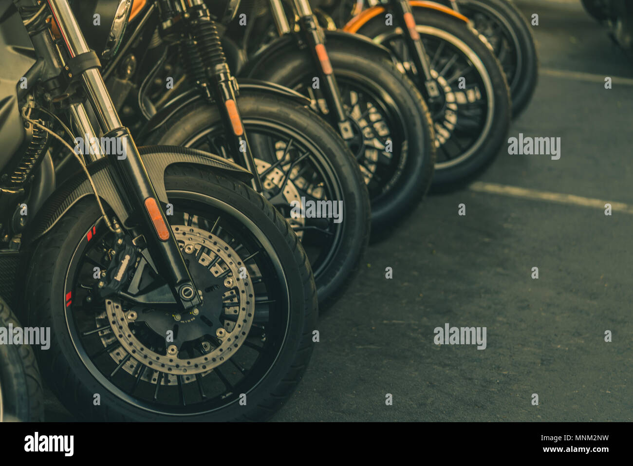 https://c8.alamy.com/compde/mnm2nw/nahaufnahme-des-neuen-motorrad-vorderrad-big-bike-auf-dem-asphalt-der-strasse-geparkt-iconic-motorrad-mit-sportlichem-design-schwarze-reifen-mit-einzigartigen-muster-und-sprachen-mnm2nw.jpg