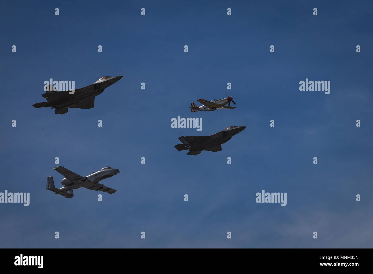 Die Heritage Flight, bestehend aus der P-51 Mustang, A-10 Thunderbolt, F-35 Lightning II und F-22 Raptor, fliegt über während Luke Tage bei Luke Air Force Base, Ariz., 18. März 2018. Lukas Tage zeigt die Möglichkeiten der modernen militärischen und zivilen Airpower durch die Anzeige von mehr als 30 live Vorführungen in der Luft und am Boden und statischen Exponaten. Stockfoto