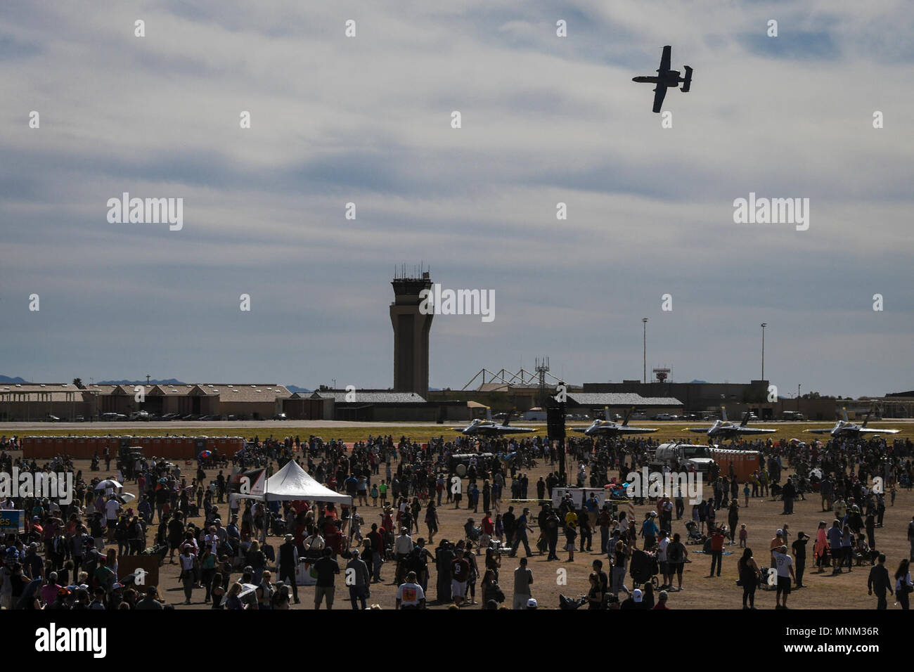 Eine A-10 Thunderbolt fliegt über als Teil des Erbes Flug, auch aus der P-51 Mustang, F-35 Lightning II und F-22 Raptor, während Lukas Tage bei Luke Air Force Base, Ariz., 18. März 2018. Lukas Tage zeigt die Möglichkeiten der modernen militärischen und zivilen Airpower durch die Anzeige von mehr als 30 live Vorführungen in der Luft und am Boden und statischen Exponaten. Stockfoto