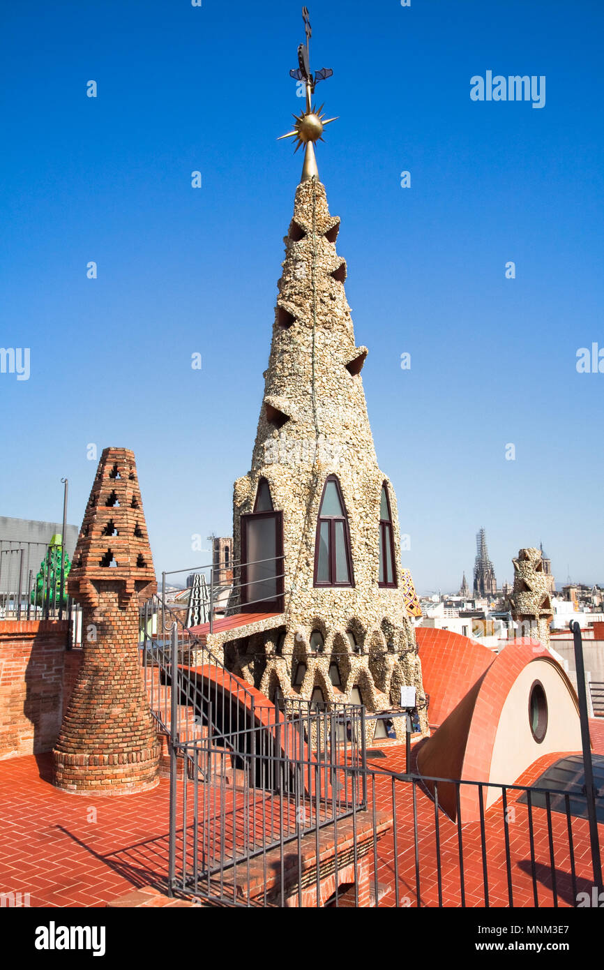 Das Mosaik Schornsteine auf dem Dach des Palau Güell, einem Der earlest Gaudis Meisterwerke, letzten 25 Jahren restauriert beendete 2011, Barcelona, Spanien Stockfoto