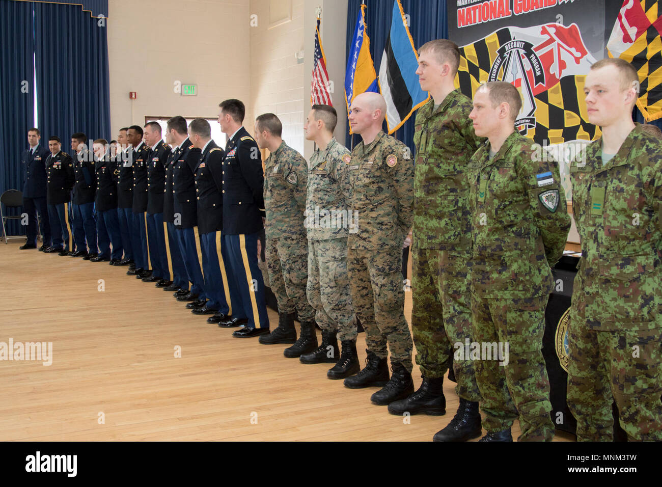 Die Konkurrenten warten, um die Bekanntgabe der Gewinner des Maryland National Guard besten Krieger Konkurrenz an Aberdeen Proving Grounds-Edgewood Bereich, Edgewood, Maryland am 18. März 2018 zu hören. Der diesjährige Wettbewerb umfasst junior Soldaten, Unteroffiziere und Unteroffizieren der Maryland Armee und Air National Guard sowie Soldaten der Streitkräfte von Bosnien und Herzegowina und der Estnischen Streitkräfte. (U.S. Army National Guard Cpl. Elizabeth S. Scott) Stockfoto