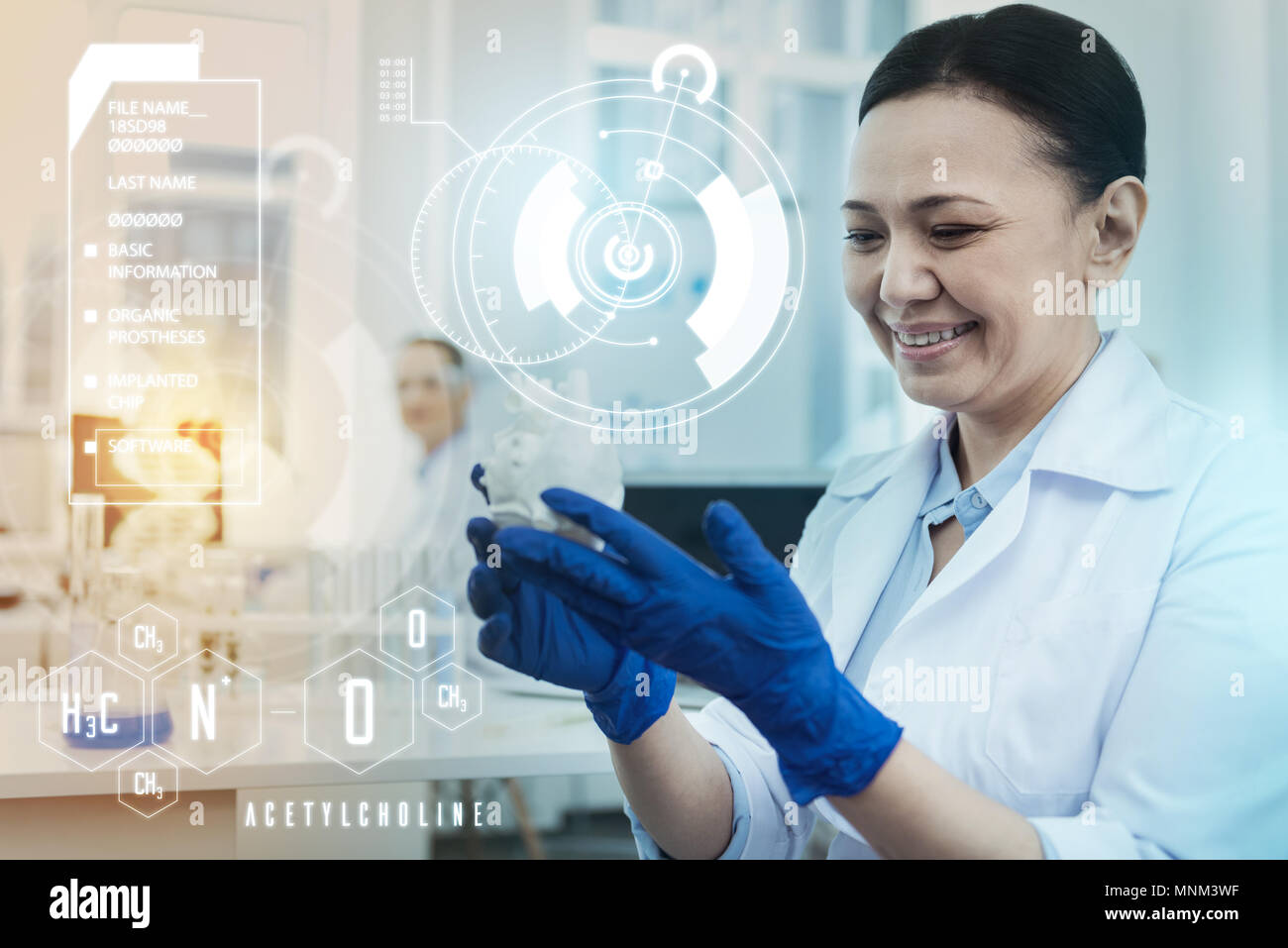Freundliche Wissenschaftler suchen im Herzen Miniatur und lächelnd Stockfoto