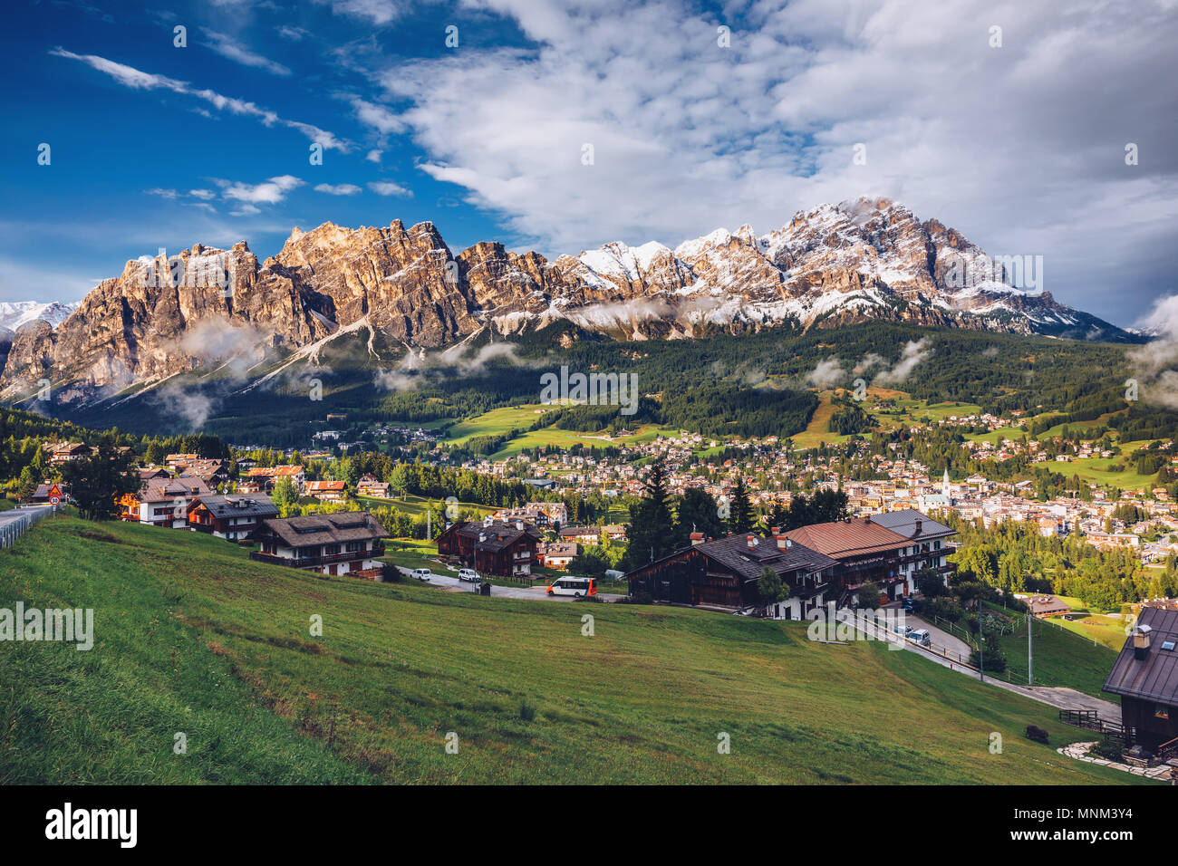 Blick auf Cortina D'Ampezzo mit pomagagnon Berg im Hintergrund, Dolomiten, Italien, Südtirol. Stockfoto