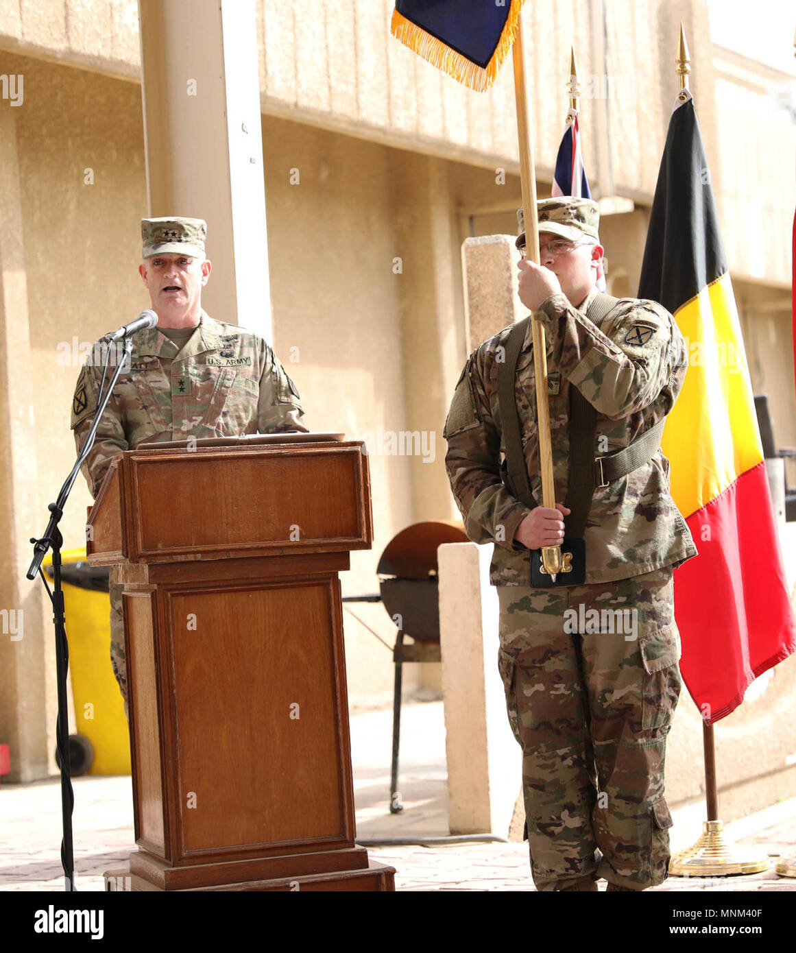 Generalmajor Walter Piatt, eingehende Kommandierender General des kombinierten Kräfte Land Component Command -- Vorgang inhärenten Lösen und 10 Mountain Division und Fort Drum, New York, bietet seine Äußerungen während der Übertragung der Autorität Zeremonie in Bagdad, Irak, 19. März 2018. 10 MTN übernahm das Kommando der CJFLCC - OIR, eine Koalition von 23 regionalen und internationalen Heiden, die sich zusammengetan haben, um gemeinsam die Kräfte ISIS im Irak zu besiegen und die Stabilität und die Sicherheit wiederherstellen zu können. (US Army Stockfoto