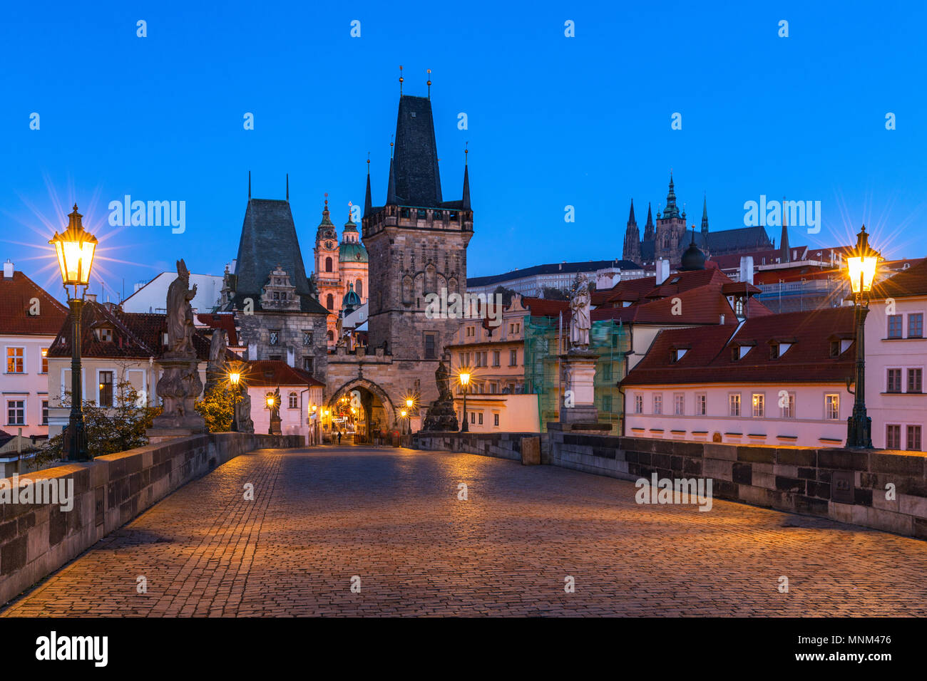 Berühmte ikonische Bild von der Karlsbrücke, Prag, Tschechische Republik. Konzept der Welt reisen, Sehenswürdigkeiten und Tourismus. Stockfoto