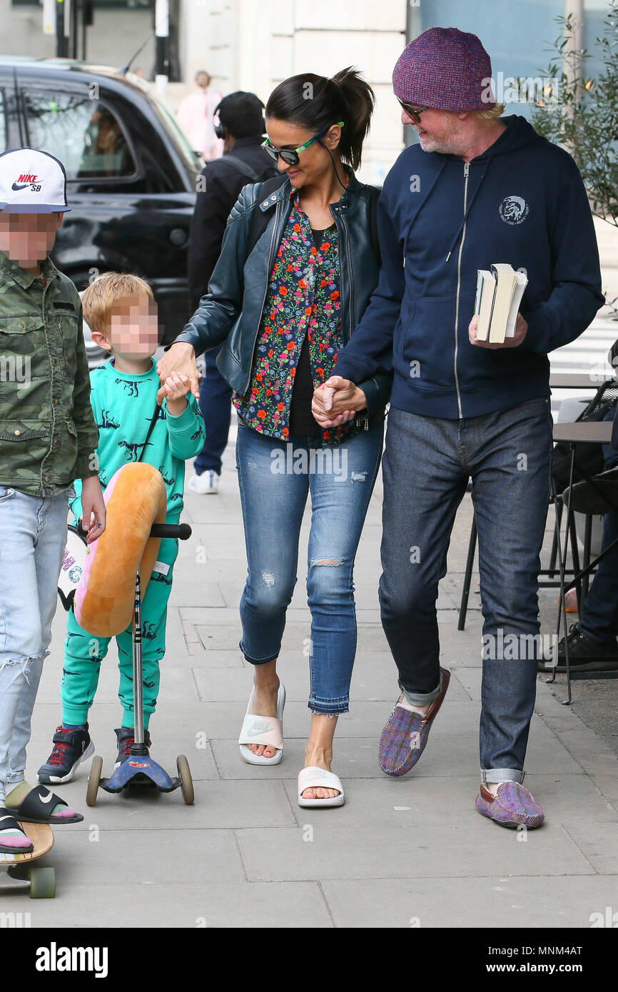 Chris Evans und seine schwangere Frau Natasha Verlassen des BBC Radio 2  Studios mit ihren Söhnen Noah und Eli, nachdem sie bestätigt, dass sie  Zwillinge erwartet wurden. Chris Evans hatte ein riesiges