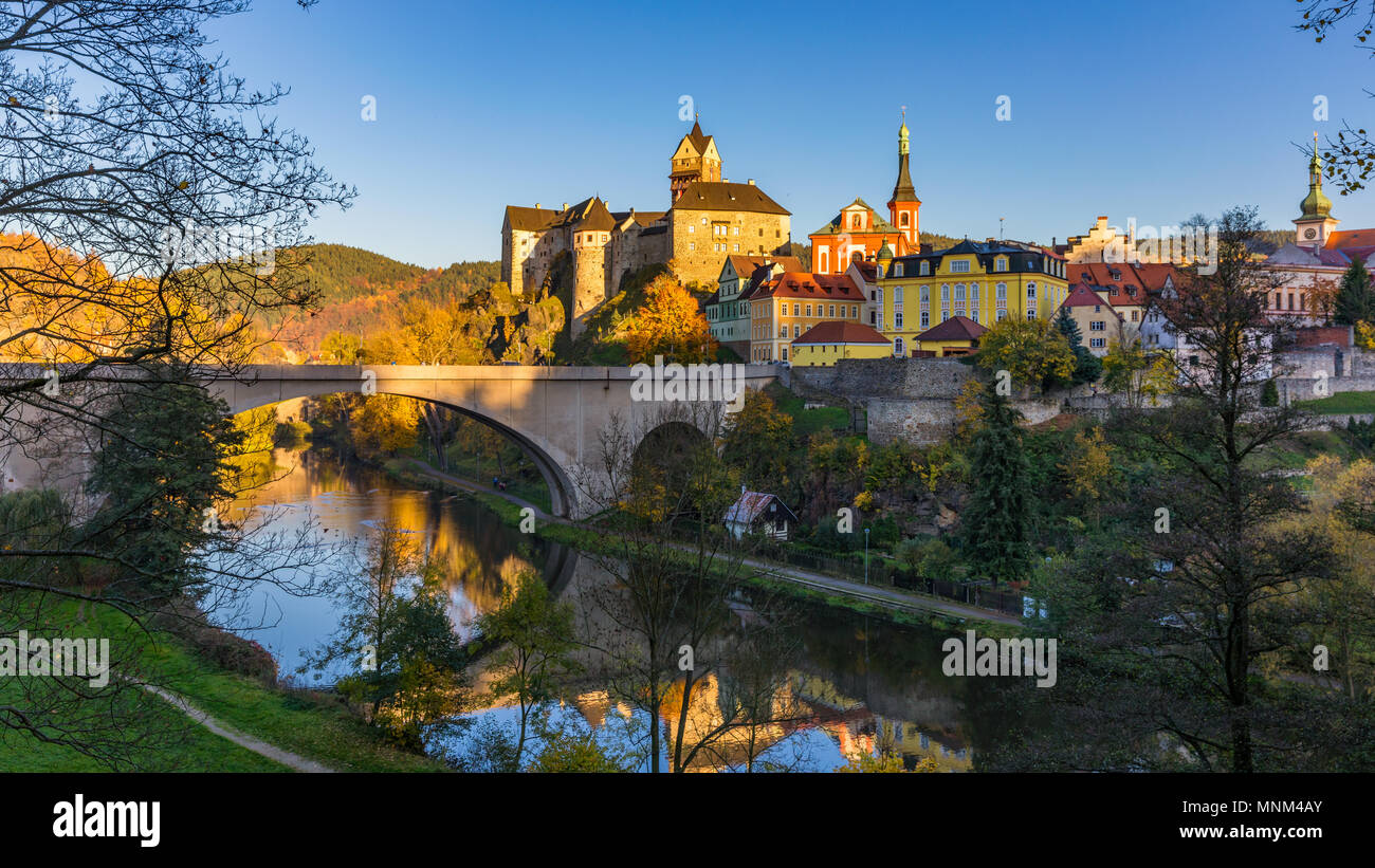 Bunte Stadt Loket im Herbst über Eger im Bezirk Sokolov in der Karlsbader Region der Tschechischen Republik Stockfoto