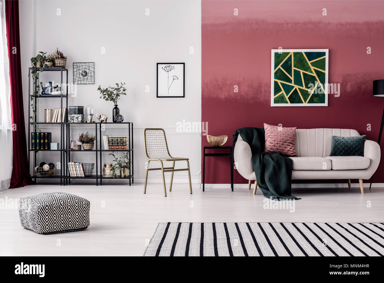 Geräumiges Wohnzimmer Innenraum für eine Frau mit weißen Couch gegen einen cherry pink, ombre Wand Stockfoto