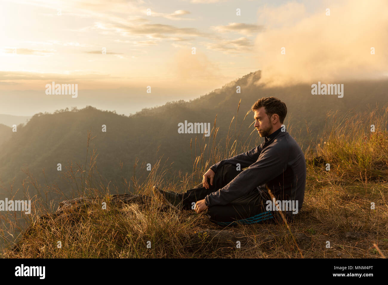 Ein trekker Geschmacken der Blick während der Goldenen Stunde auf Doi Lanka Noi (1756 m) in Khun Chae Nationalpark (อุทยานแห่งชาติขุนแจ) im Norden von Thailand Stockfoto