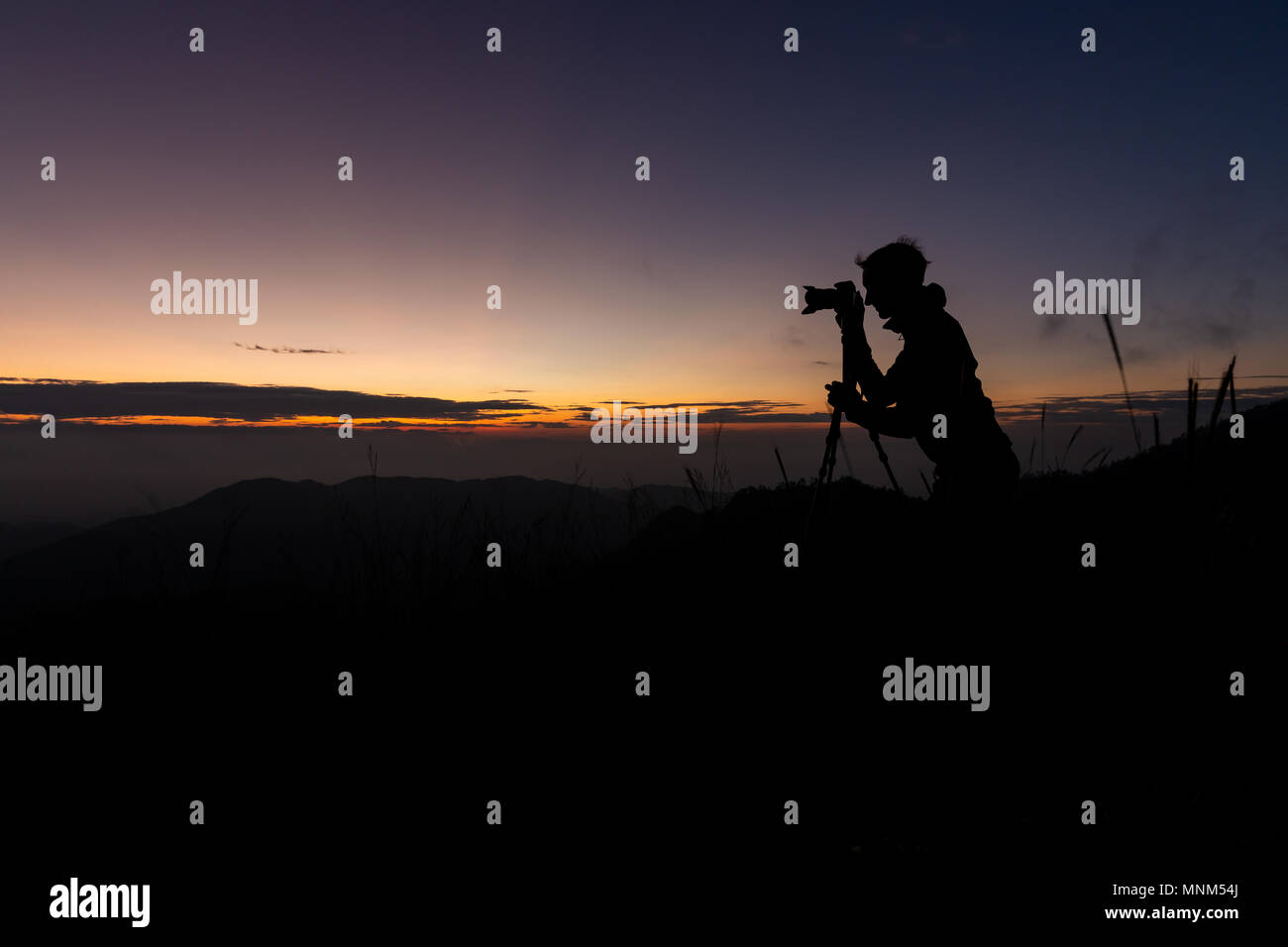 Fotograf shooting Sonnenuntergang von Doi Lanka Noi (1756 m) in Khun Chae Nationalpark (อุทยานแห่งชาติขุนแจ) im Norden von Thailand Stockfoto