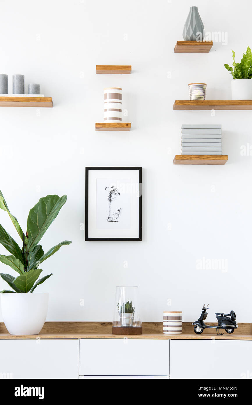 Poster auf der weißen Wand über Holzschrank mit Werk in einfache Einrichtung. Real Photo Stockfoto