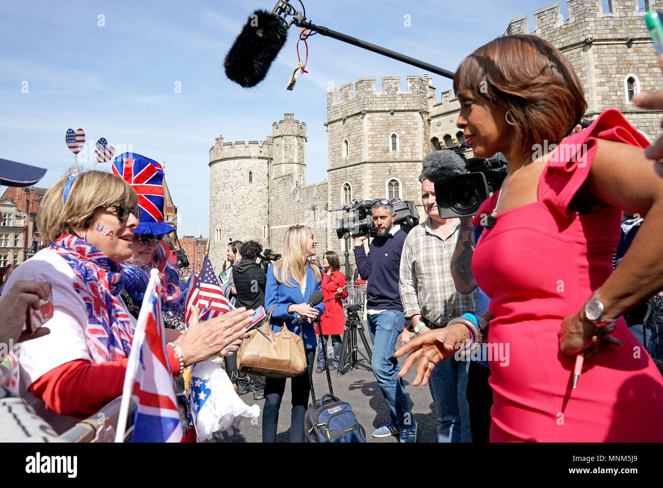 Amerikanische TV-Moderatorin Gayle König CBS (rechts) außerhalb von Schloss Windsor vor der Hochzeit von Prinz Harry und Meghan Markle am Samstag. Stockfoto