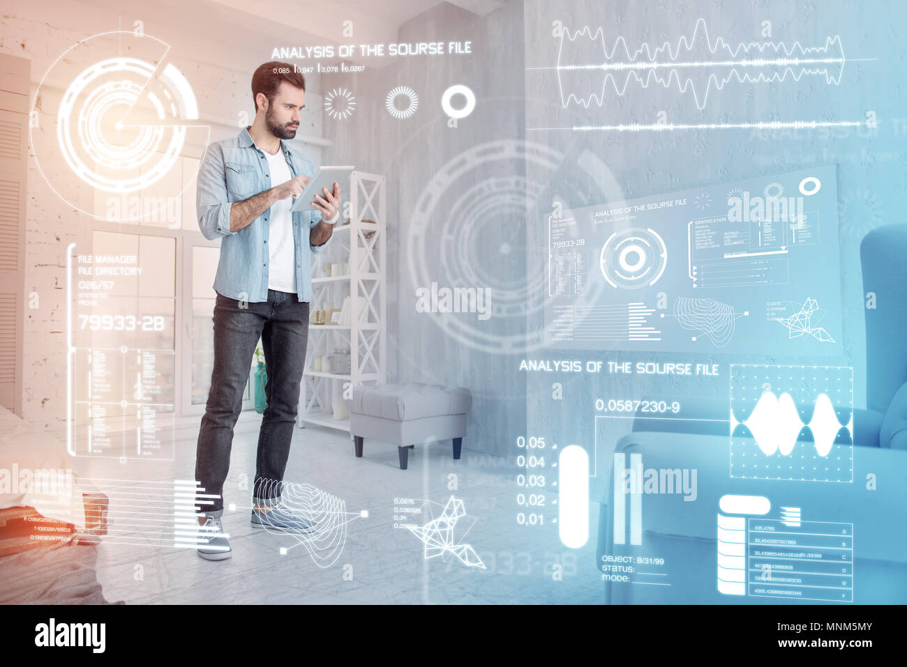 Web Developer suchen konzentriert, während das Arbeiten zu Hause Stockfoto