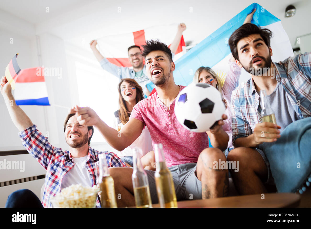 Freunde, Fußball Spiel zu Hause Stockfoto