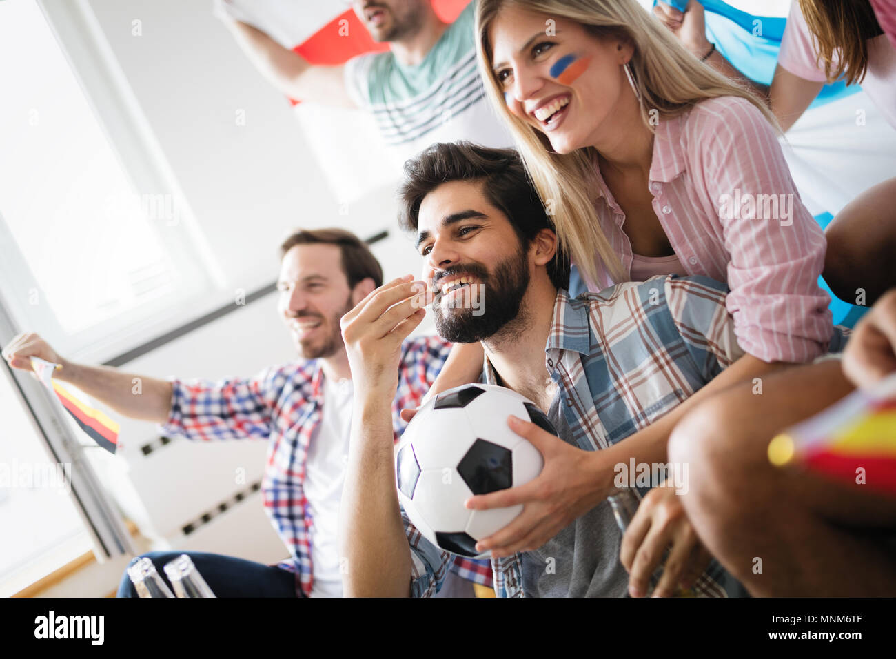 Fröhliche Gruppe von Freunden, Fußball Spiel im Fernsehen. Stockfoto
