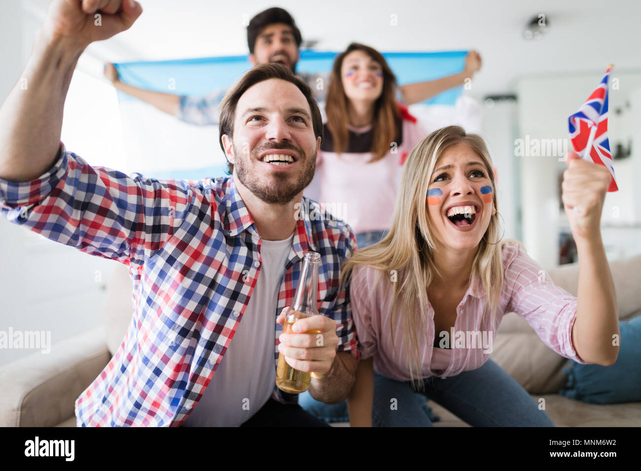 Freunde, Fußball Spiel zu Hause Stockfoto