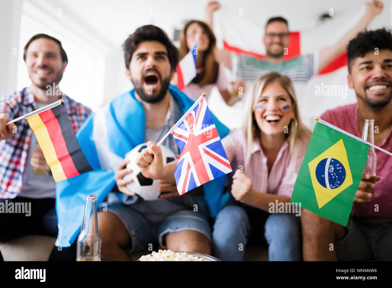 Junge Gruppe von Freunden beobachten Sport im Fernsehen Stockfoto