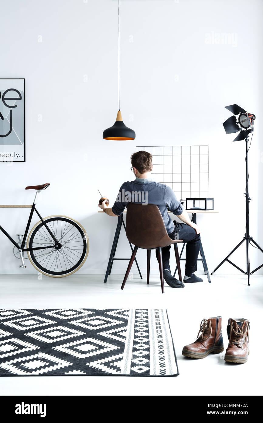 stilvoller glasschreibtisch einfach weiß einfache weiße zimmer mit schreibtisch studio lampe und teppich stilvoller glasschreibtisch einfach weiß einfache weiße zimmer mit schreibtisch studio lampe und teppich