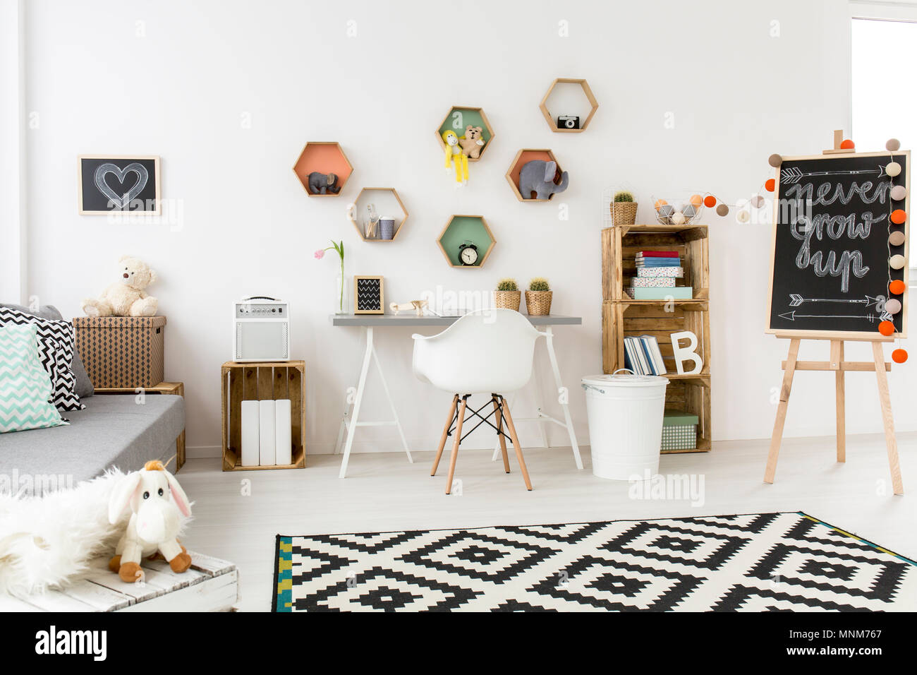 Shof eines modernen, kreativen Kinder Zimmer mit viel Zubehör und Spielzeug  Stockfotografie - Alamy