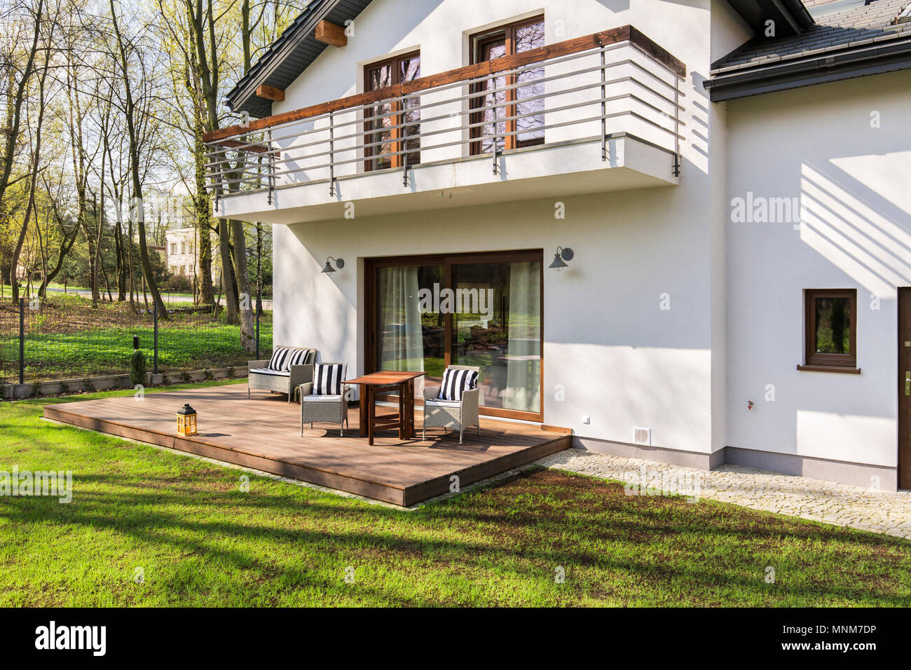 Schuss ein modernes weißes Einfamilienhaus mit Terrasse Stockfoto