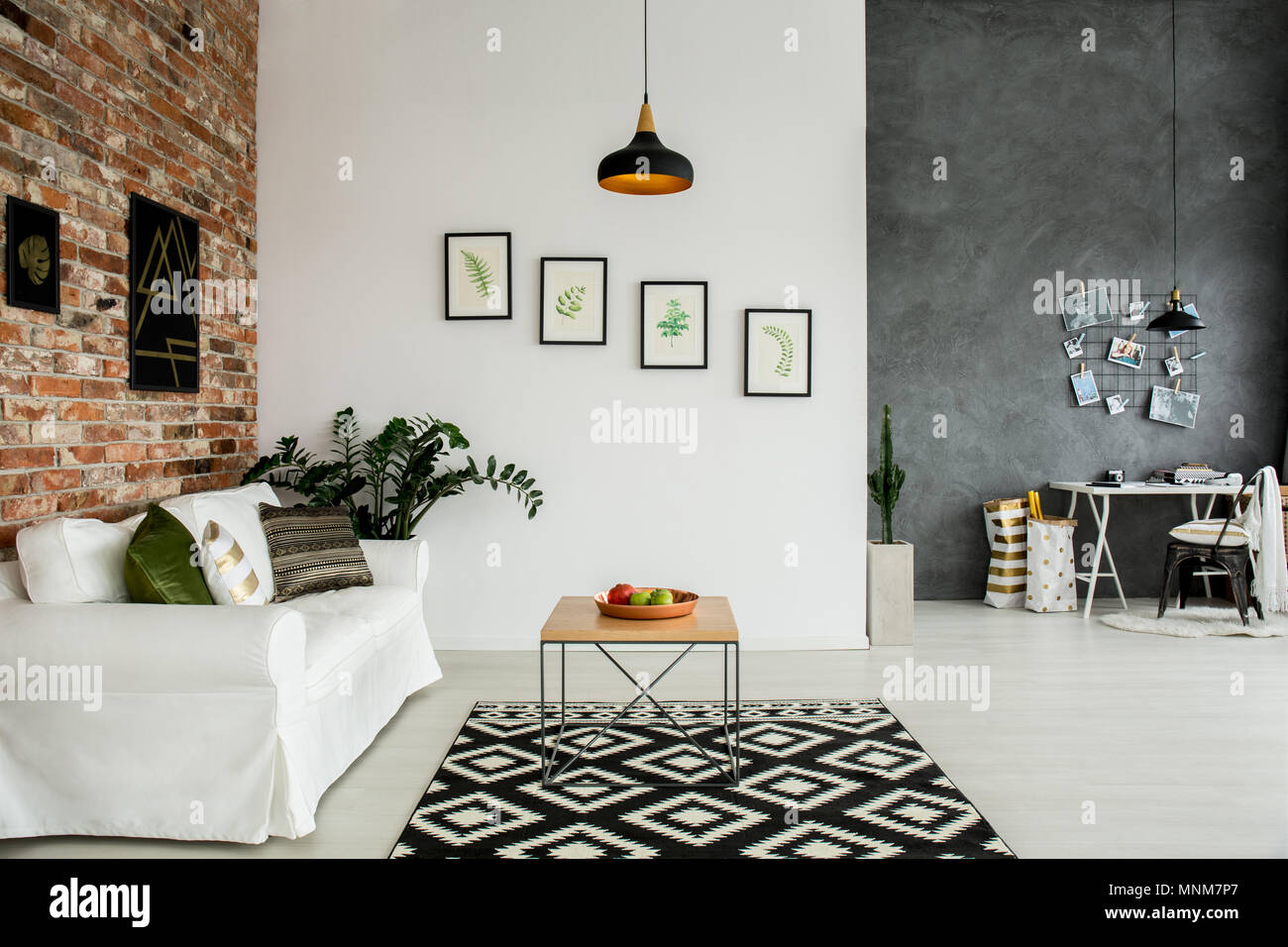 Loft Interieur mit offenen Wohnzimmer und einfache Home Office Stockfoto