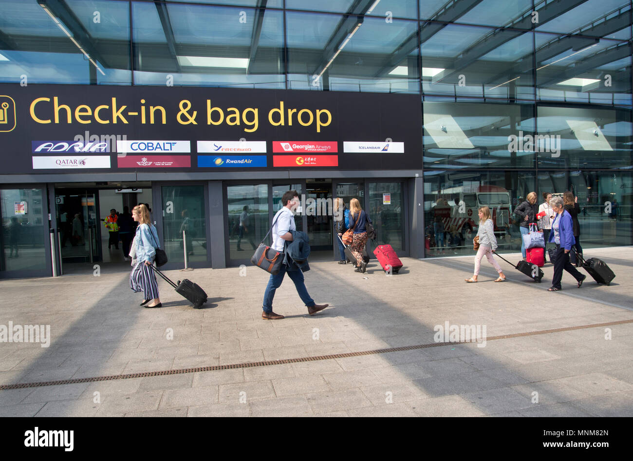 Flughafen Gatwick, Sussex, England. North Terminal. Check-in Bag Drop und. Stockfoto