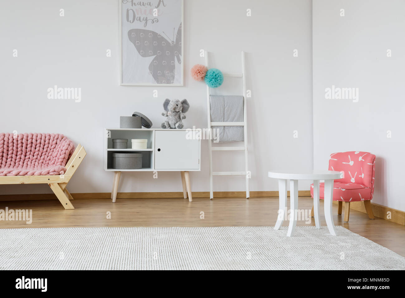 Kinderzimmer Mit Kleinen Weissen Tisch Und Kaninchen Gemusterten Roten Stuhl Stockfotografie Alamy