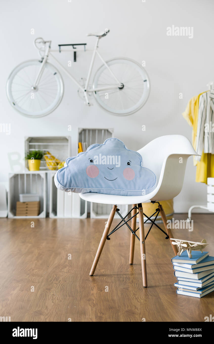 Infantile Kissen liegend auf weißen Stuhl stehend in neue, geräumige Zimmer Stockfoto