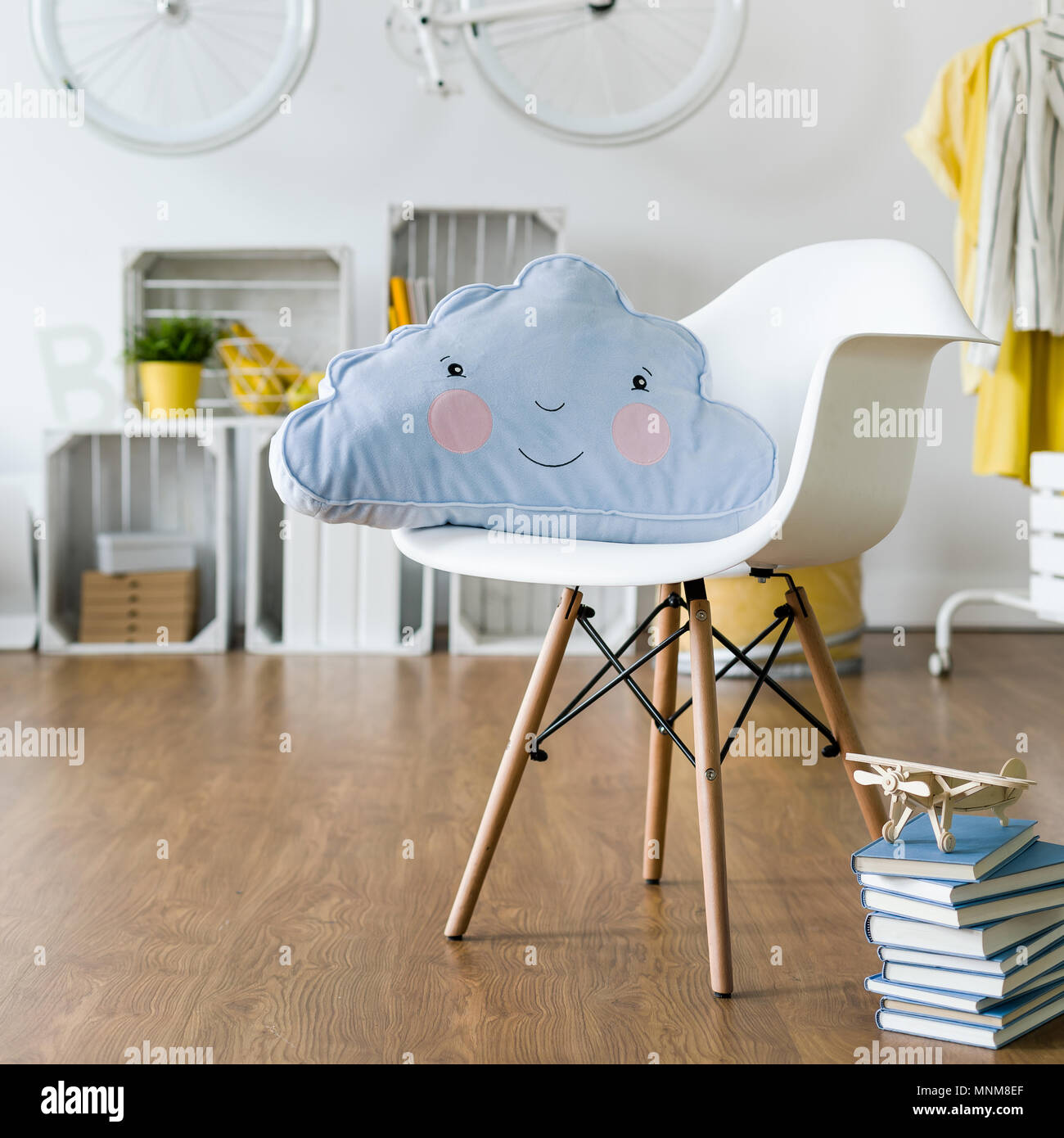 Infantile Kissen liegend auf weißen Stuhl stehend in neue, geräumige Zimmer Stockfoto