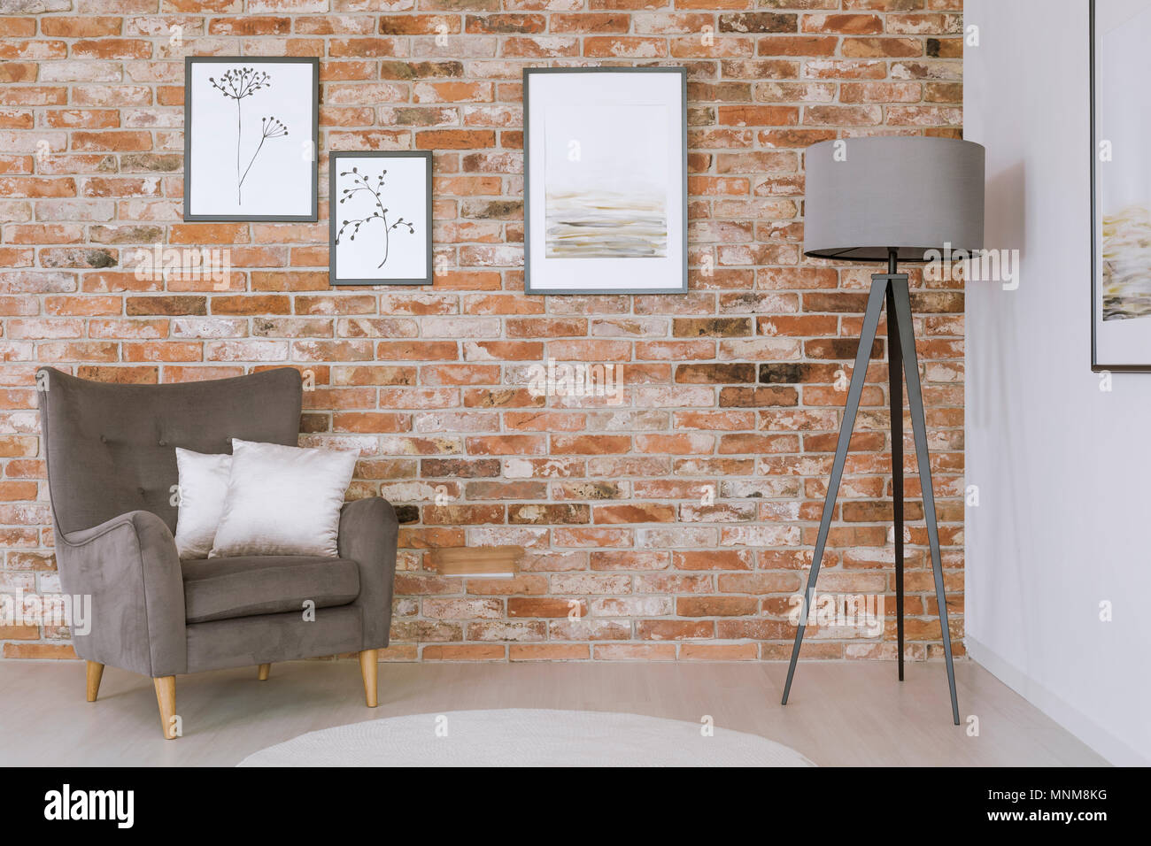 Weiss Kissen Auf Grauen Sessel Und Lampe Gegen Red Brick Wall