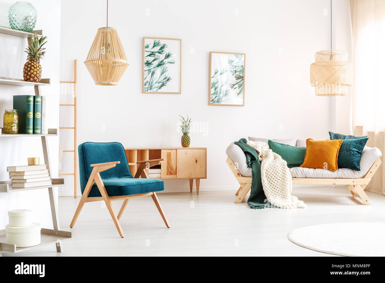 Handgefertigte Lampe über Blue vintage Stuhl im Zimmer mit grün und orange Kissen auf dem Sofa entspannen Stockfoto