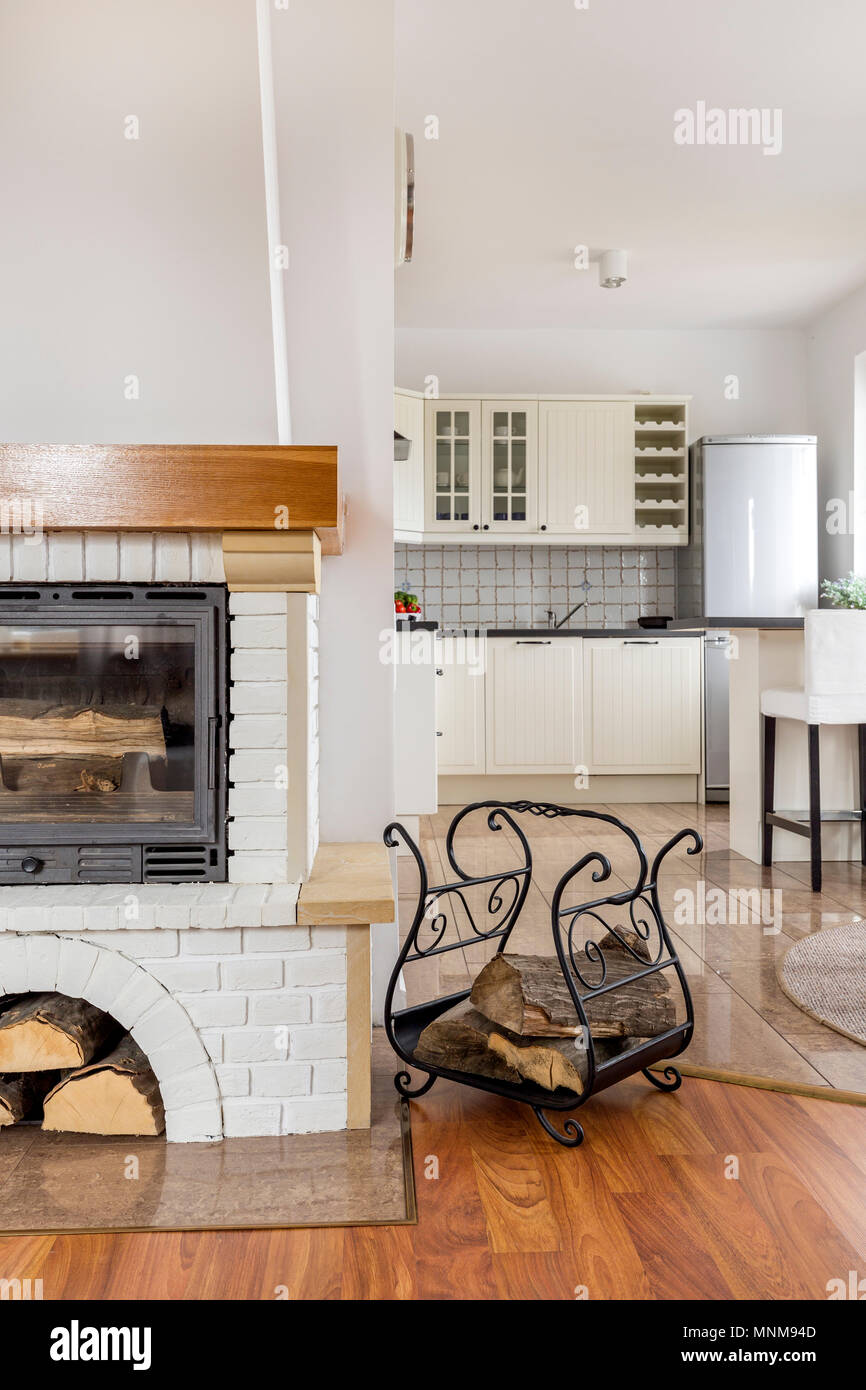 Licht Home Interior mit stilvollen Kamin und offene Küche Stockfotografie -  Alamy