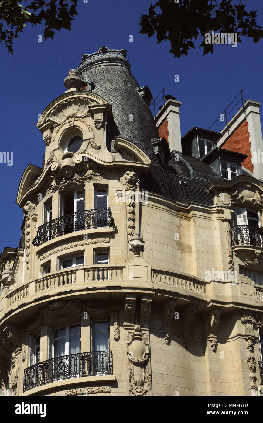 PARIS FRANKREICH - PARIS FENSTER UND FASSADEN - Pariser Gebäude und Balkone - typische Pariser Gebäude - PARISER WOHNUNGEN © Frédéric BEAUMONT Stockfoto