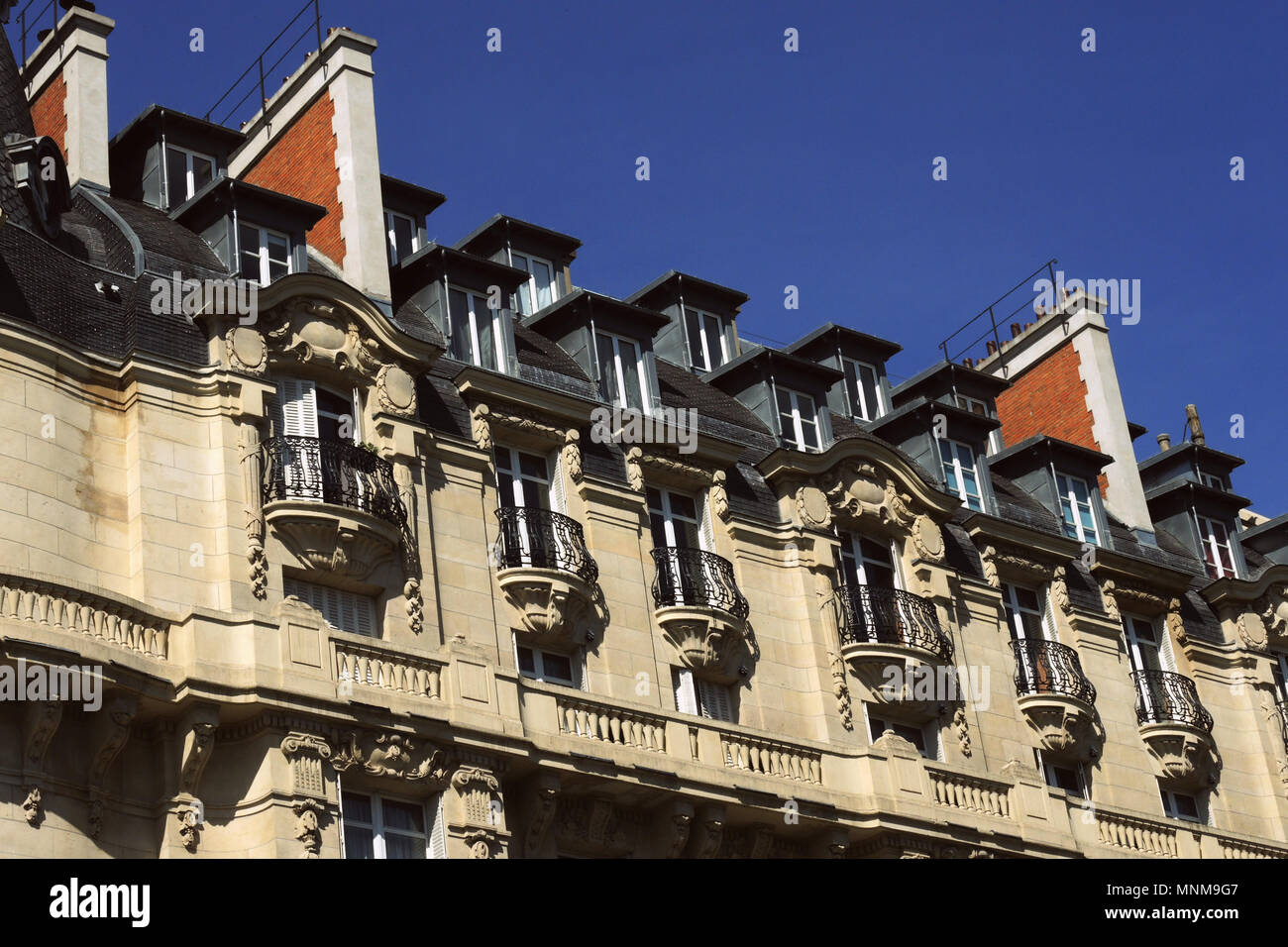 PARIS FRANKREICH - PARIS FENSTER UND FASSADEN - Pariser Gebäude und Balkone - typische Pariser Gebäude - PARISER WOHNUNGEN © Frédéric BEAUMONT Stockfoto