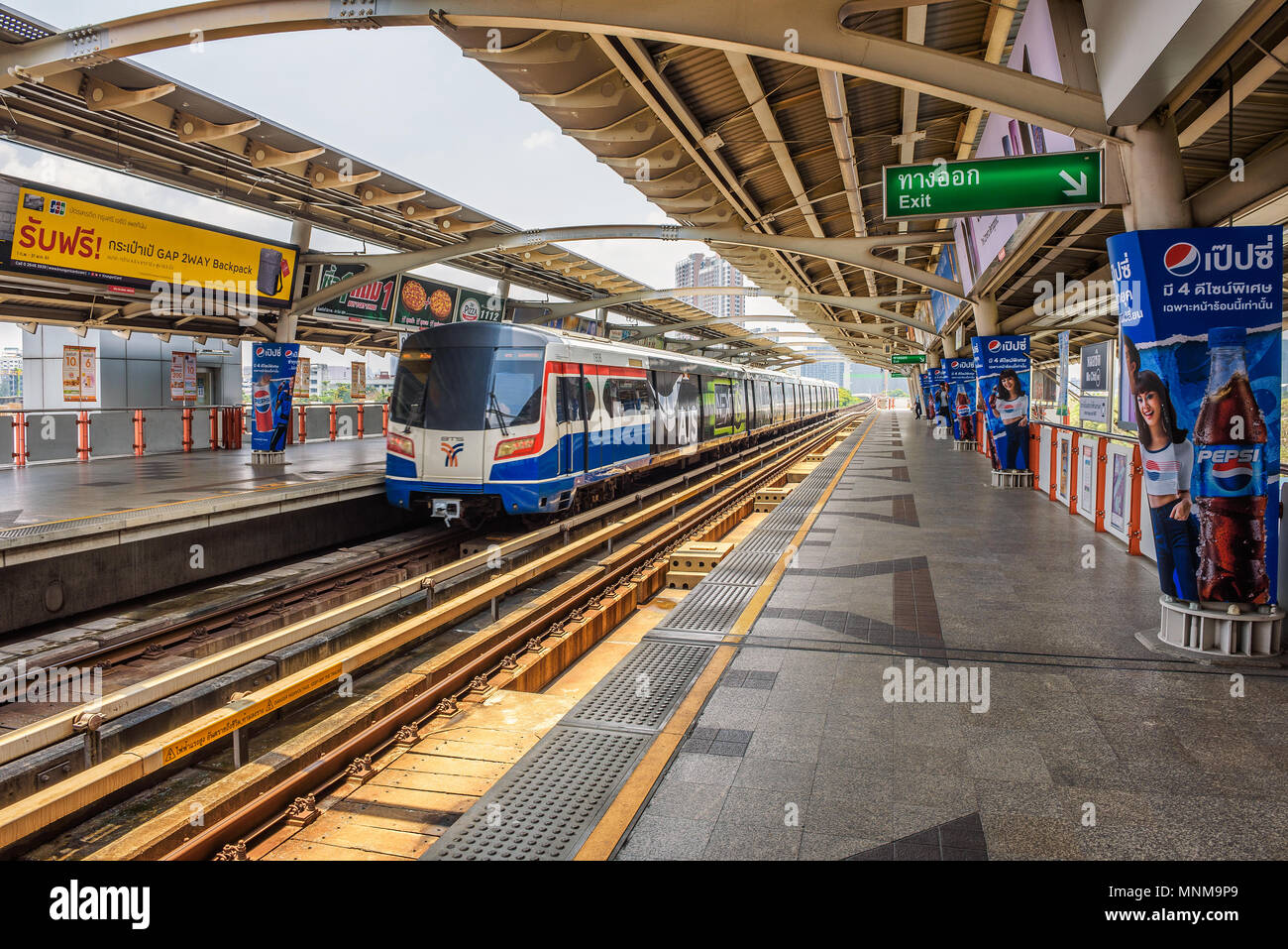 Zug am Skytrain Station in Bangkok. Stockfoto