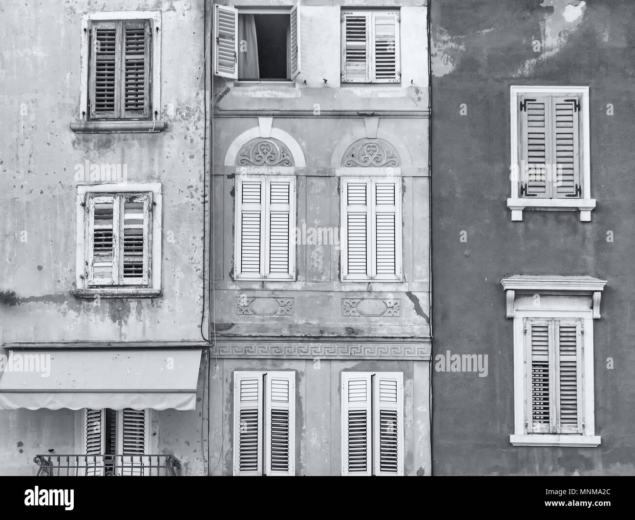 Fassaden der alten kroatischen Gebäude in Rovinj, Kroatien, in Schwarzweiß Stockfoto