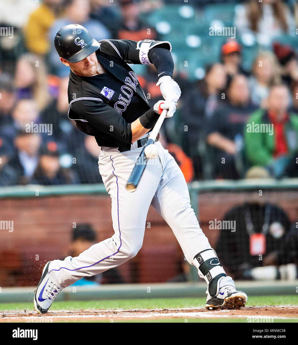 San Francisco, Kalifornien, USA. 17 Mai, 2018. Colorado Rockies shortstop Trevor Story (27) Schlagen einer zweiten Inning Einzel-, während einer MLB Baseball Spiel zwischen der Colorado Rockies und die San Francisco Giants bei AT&T Park in San Francisco, Kalifornien. Valerie Shoaps/CSM/Alamy leben Nachrichten Stockfoto