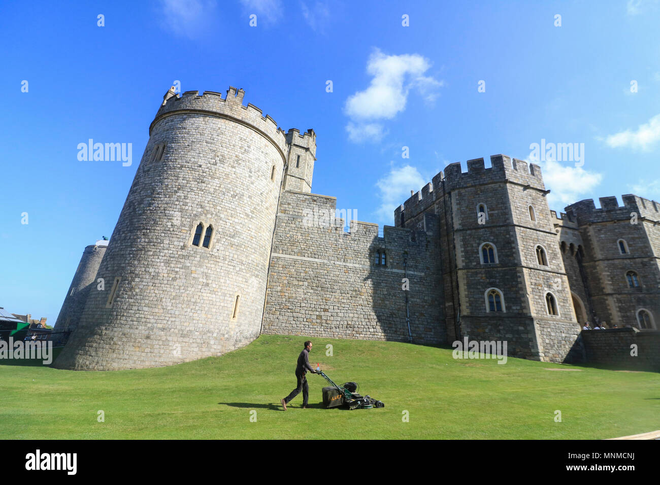 Windsor Berkshire, Großbritannien. 17. Mai 2018. Ein Mann mäht das Gras um Windsor Castle als Teil der Vorbereitungen für die Hochzeit des Jahres als Tausende von Menschen und wellwishers vorbereiten zu besuchen und das Zeugnis der königlichen Hochzeit zwischen Prinz Harry und Meghan Markle am 19. Mai Credit: Amer ghazzal/Alamy leben Nachrichten Stockfoto