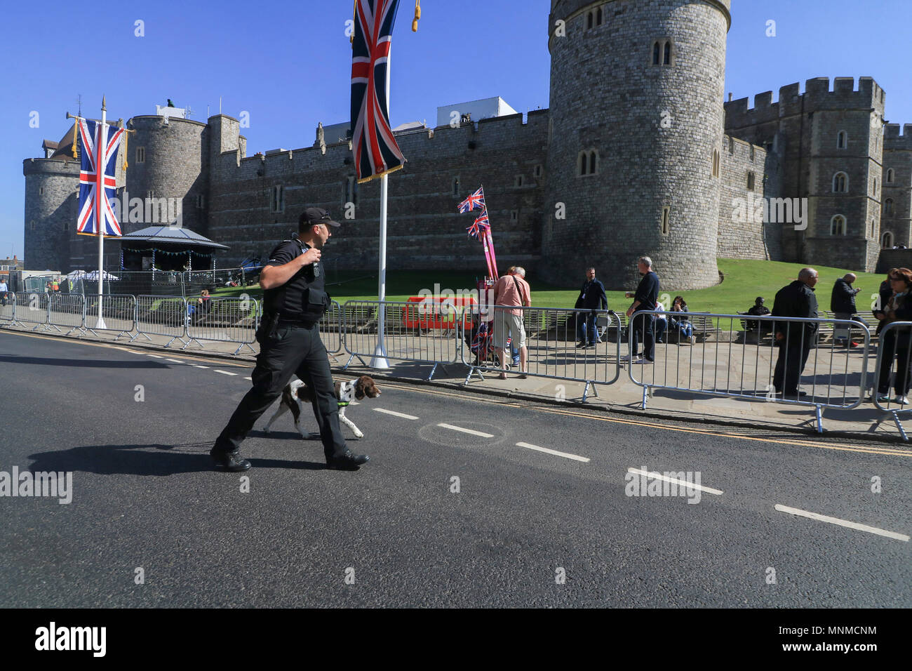 Windsor Berkshire, Großbritannien. 17. Mai 2018. die Polizei mit Spürhunden machen Sicherheitskontrollen wie Windsor Zahnräder für die Hochzeit des Jahres als Tausende von Menschen und wellwishers vorbereiten zu besuchen und das Zeugnis der königlichen Hochzeit zwischen Prinz Harry und Meghan Markle am 19. Mai Credit: Amer ghazzal/Alamy leben Nachrichten Stockfoto