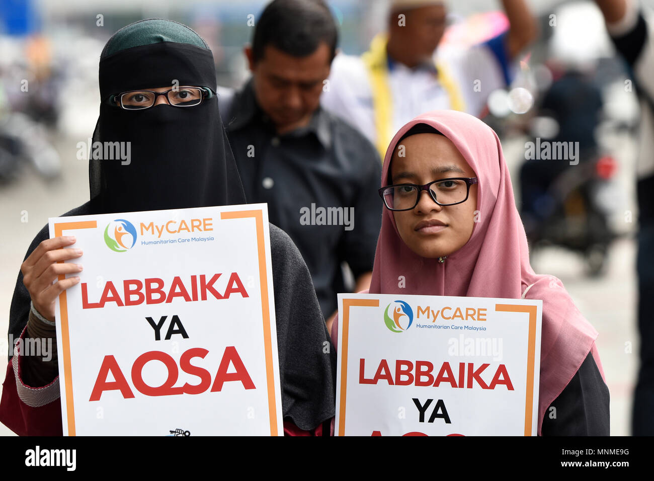 Kuala Lumpur, Malaysia. 18. Mai 2018. Junge Malaysischen muslimische Mädchen halten Banner während eines protestieren gegen den Missbrauch der Palästinenser im Gazastreifen und die Proteste gegen die Übertragung der US-Botschaft nach Jerusalem an vor der US-Botschaft in Malaysia am 18. Mai 2018, in Kuala Lumpur, Malaysia. Quelle: Chris Jung/Alamy leben Nachrichten Stockfoto